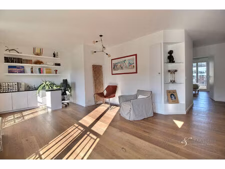 limite marais. superbe 3p en étage  au calme et baigné de soleil.