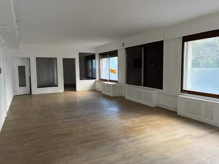 à louer - spacieux local commercial