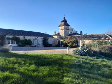 propriété en pierre du quercy avec gîtes et dépendances