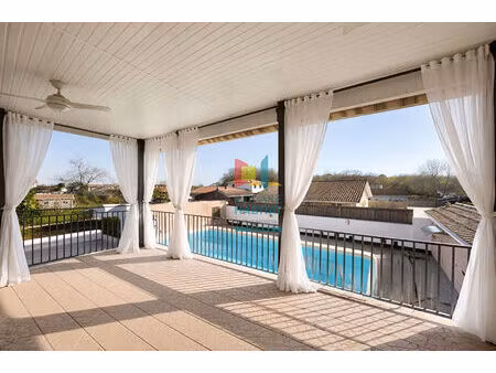 propriété de 235 m² avec piscine  garage de 50m²  proche écoles et ports