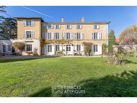 élégance d'un clos du xviiie sur parc arboré avec piscine à saint-genis-laval