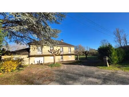 maison avec 1.2ha  commerces et école accessibles à pied