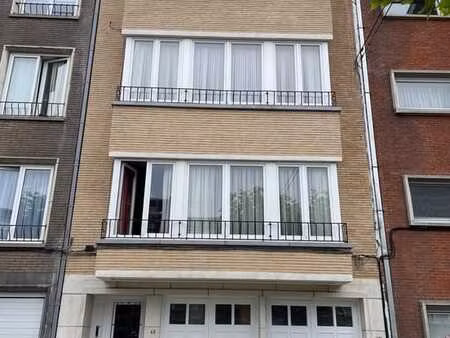 appartement rénové à evere / 1 chambre / 1 place de parking