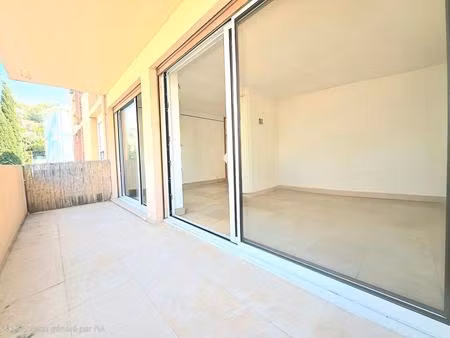 t2 au c?ur du lavandou avec terrasse ? emplacement rare 172000 eur