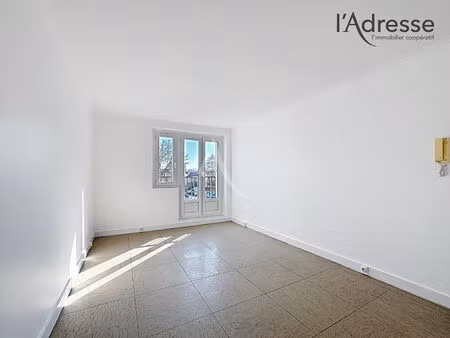 location appartement 1 pièce  25.00m²  nanterre