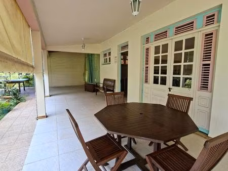 local professionnel atypique avec terrasse et jardin