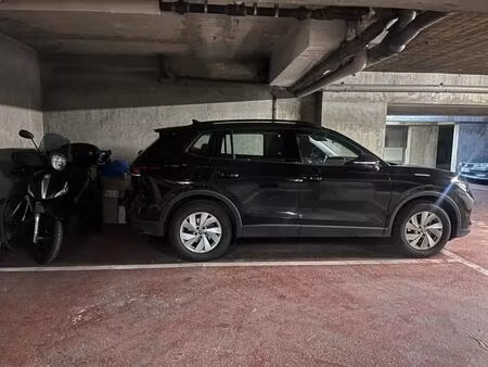 grande place de parking sous-sol