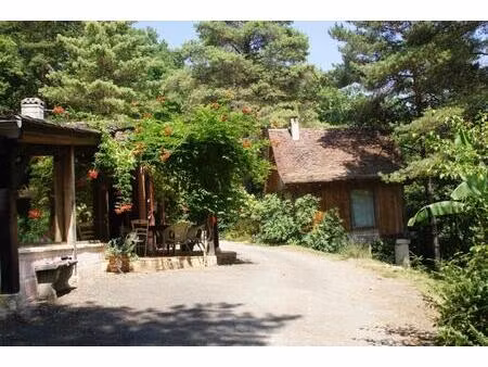 chalet en bois niché dans la nature et sa dépendance a seulement 20 min de bergerac