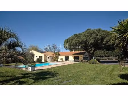 maison familiale avec piscine et terrain paysagé !