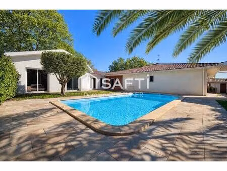 ensemble immobilier : deux maisons  piscine  deux garages