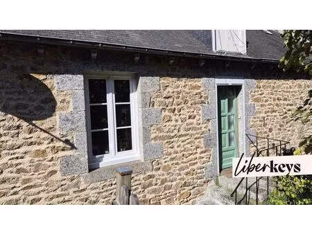 liberkeys vous propose une maison de bourg au pied des remparts d'un village médiéval