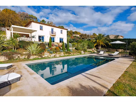 exclusivite : villa avec piscine  jardin paysagé et vue mer