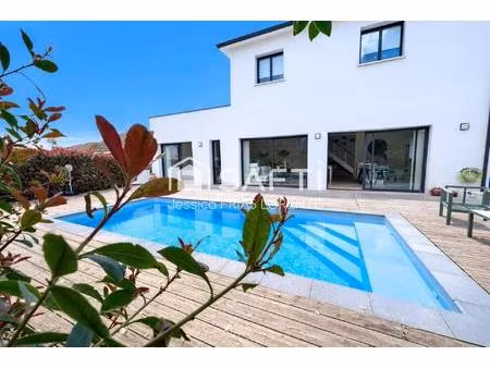 maison familiale moderne avec piscine