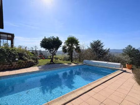 maison sur les hauteurs de cournon  piscine  jardin  vue panoramique