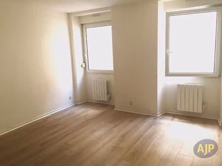 angers hyper-centre : studio 'clé en main' au calme