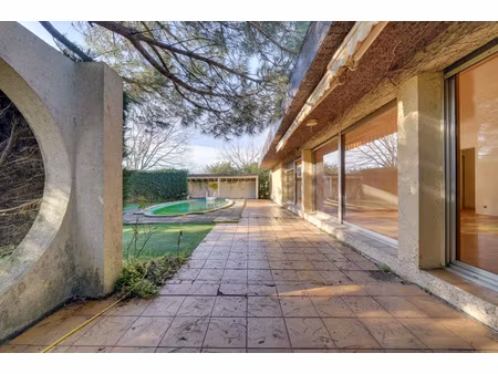 maison d'architecte de 176m2 habitables en r+1 avec piscine  garages et sous-sol sur parce