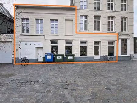 handelspand met woongelegenheid op de markt van tienen