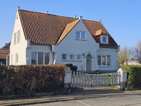 ruime woning in landelijke stijl