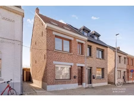 te renoveren halfopen woning met zonnige tuin in rustige straat nabij aalst