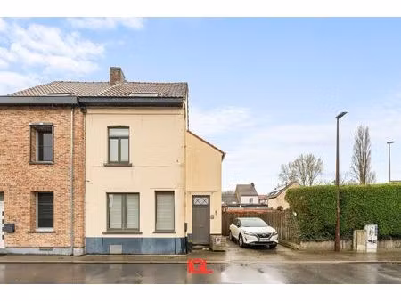 charmante en instapklare 3‑gevelwoning met grote tuin in beersel