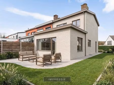 halfopen woning met dubbele garage op mooie locatie