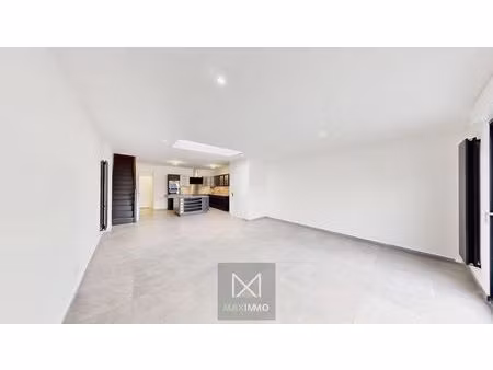 totaal gerenoveerde woning met garage in het centrum van lauwe