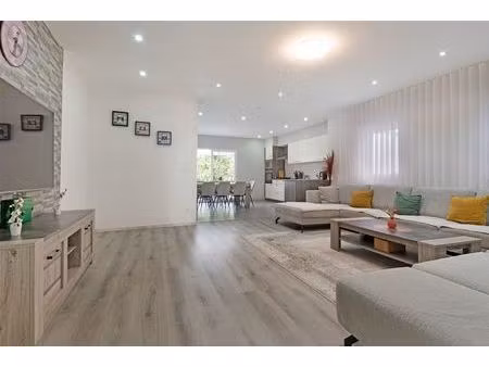 modern afgewerkte en gerenoveerde gezinswonig met tuin op 2are93