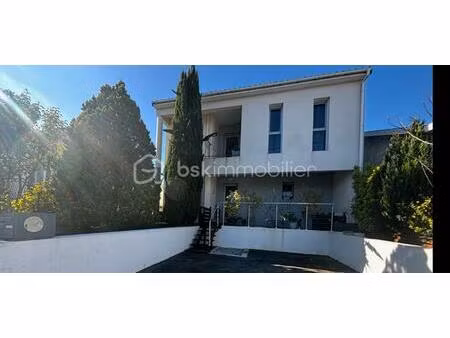 maison de ville de 116 m² à saintes