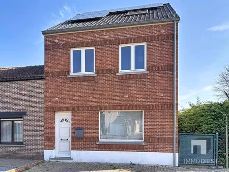 op te frissen  halfopen bebouwing in het rustige averbode.