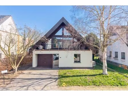 op te frissen villa met 3 slaapkamers en leuke tuin