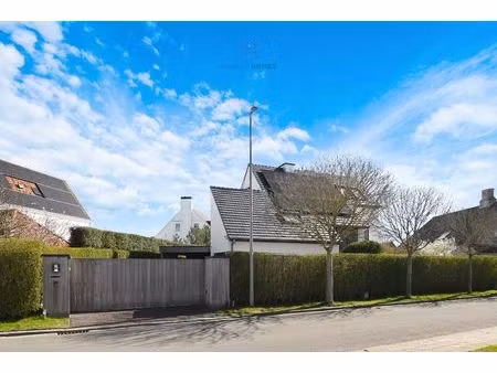 luxueuze villa met zwembad in een residentiële wijk.