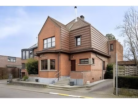 open bebouwing met 4 slaapkamers  bureel en ruime tuin