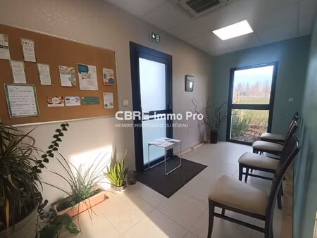 location local professionnel 83m²