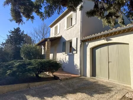 charmante villa avec vue et terrain arboré.