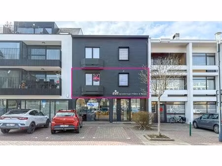 mooi 2-slaapkamer appartement met terras in het centrum!