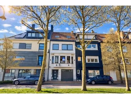 ruime triplex met 3 slaapkamers in centrum heist