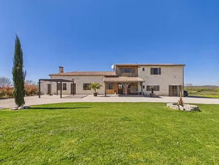 magnifique ferme en pierre rénovée avec des vues imprenables