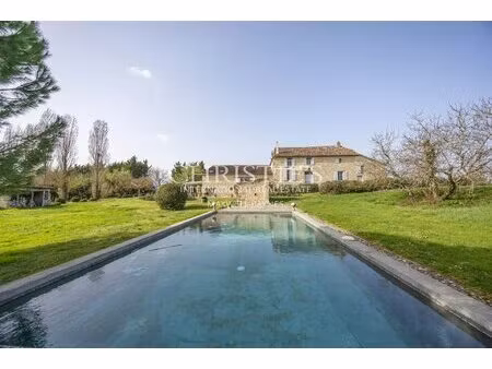 ferme enchantée avec caractéristiques de design uniques et appartement atteignant sur 4...