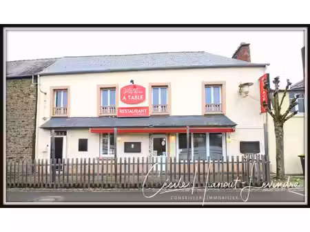 centre-ville de pleine-fougères - immeuble en pierre avec co