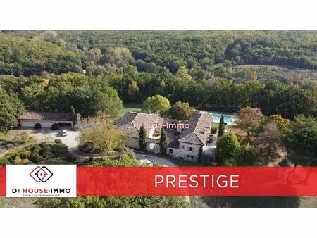 splendide demeure à 12 pièces avec grand terrain  piscine et garage.