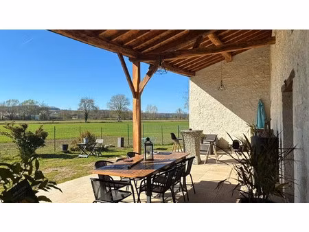 vaste maison en pierre entièrement rénovée