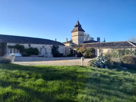 propriété en pierre du quercy avec gîtes et dépendances
