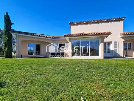 villa moderne avec piscine et grand terrain