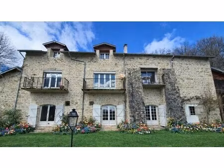 ensemble immobilier en pierre  avec étang  2.3 hectares de terrain  dépendances  vue