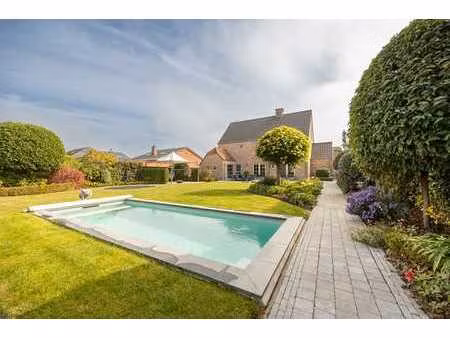 villa intemporelle avec piscine & magnifique jardin.