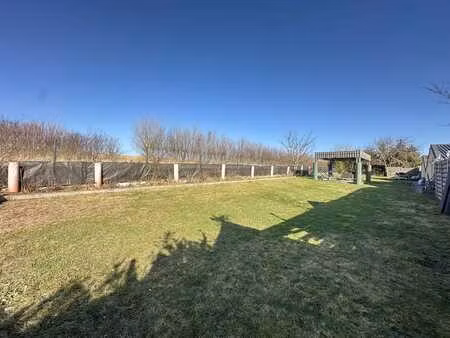 spacieuse maison avec deux unités et beaux volumes