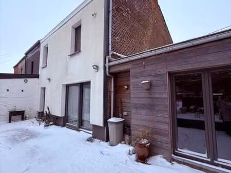 belle maison d’habitation avec garage et jardin