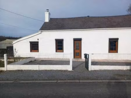 maison d'habitation située dans un cadre verdoyant