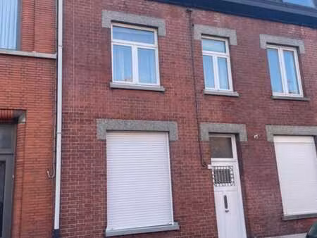 maison à rénover avec 3 chambres  jardin et beau potentiel