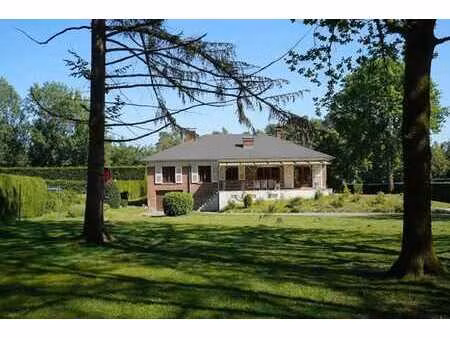 villa de plain-pied érigée sur un terrain arboré de 2246m²